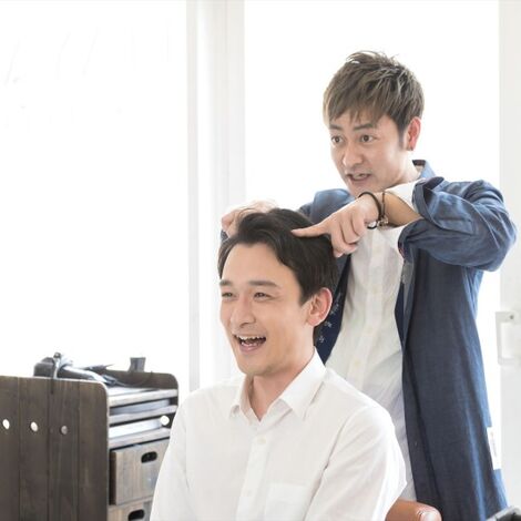 ヘアスタイルのアドバイスをするスタッフ